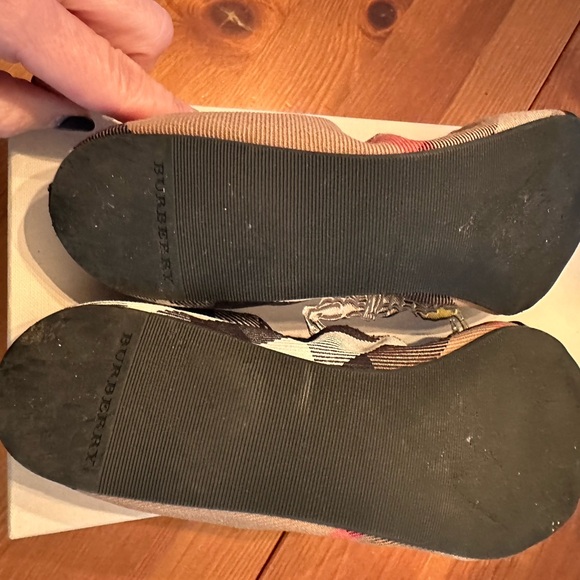 Burberry Ballet Flats like new only worn a couple of times - Picture 2 of 4